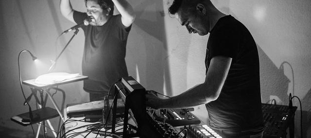 a live picture, Damien on mic, julien on synth
