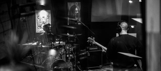 a band in a studio, captured by Fabien Pilard