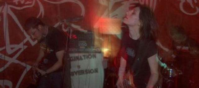 the band, live in Moissy-Craimayel, 2005